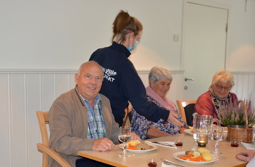 FLOTT TILTAK. Johannes Røen var blant dei eldre som gledde seg over middag på Bjørkheim kro og motell på tysdag. Til høgre sit kona Svanhild, og ved sida av henne Herdis Røen.