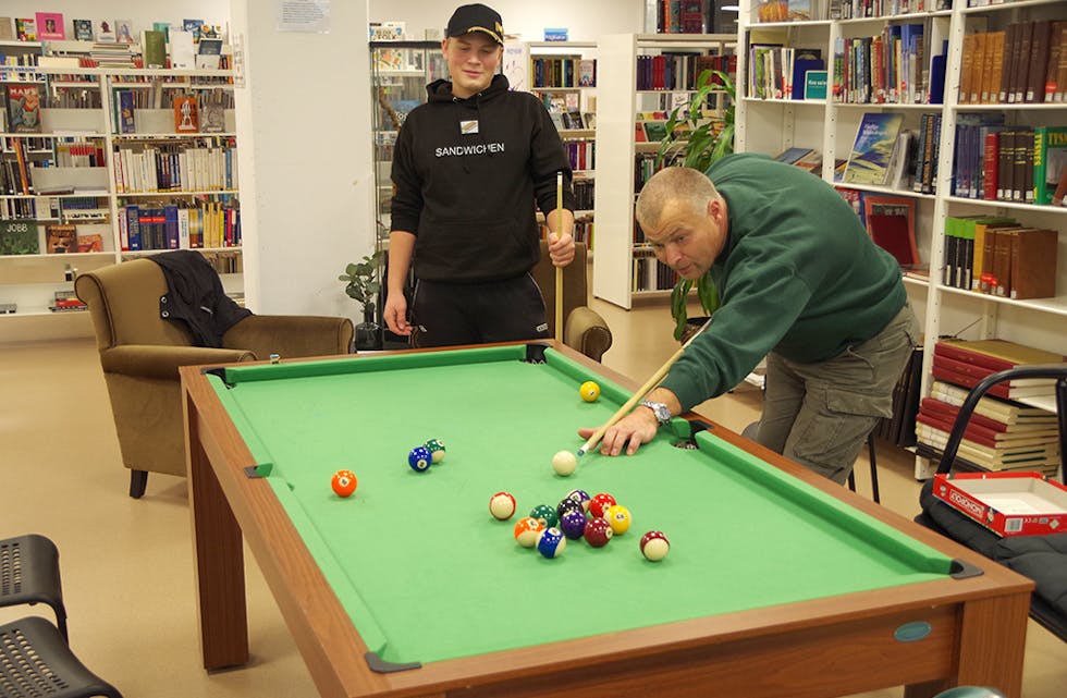 RASKT SKIFTE: Kristian og Jonny gjer spelebordet om til biljardbord. Det vert eit jamt spel, der far vinn knipent.