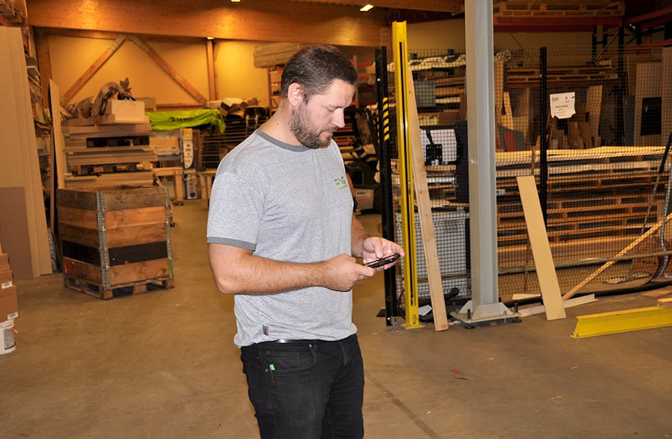 DÅRLEG SIGNAL: Ørjan Storum fortvilar over mobildekninga hos Faginnredning, der han er fabrikksjef. Verksemda har slite med problema i årevis.