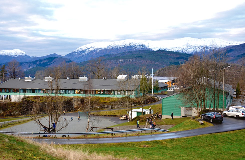 EITT KLASSETRINN RAMMA: Ni av dei ti smittetilfella dei siste dagane kan knytast til utbrotet på Samnanger barneskule, der fem elevar på eitt trinn har testa positivt på covid-19.