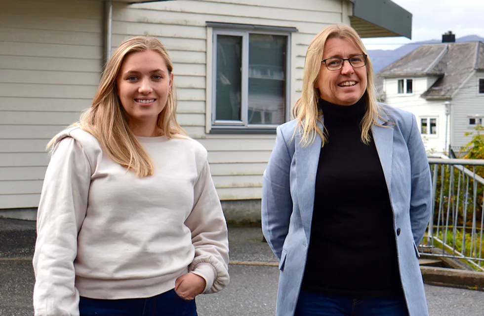 OPEN HELSESTASJON: Jordmor Janita Nesse (t.v.) skal bruka noko av stillinga si på helsestasjon for ungdom. Her i lag med leiande helsesjukepleiar Kari Anne Tolås Boge.