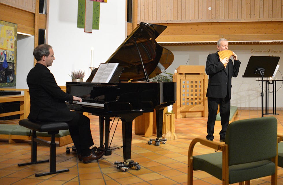 MUSIKK I HAUSTKVELDEN: Torgeir Kinne Solsvik på piano og Roar Engelberg på panfløyte framførte både klassiske verk og folkemusikk under konserten i Haga kyrkje.   
