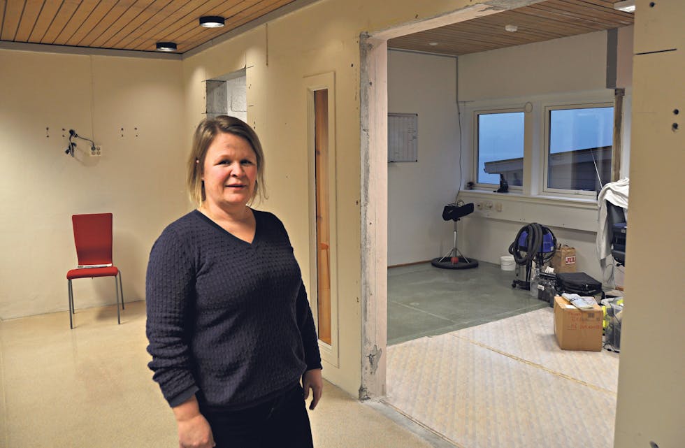 FÅR BETRE TILHØVE: Inngangspartiet og ekspedisjonen på kommunehuset er under ombygging. Publikumsluke og nye kontor er mellom det som no kjem på plass, opplyser avdelingsleiar på servicesenteret, Marianne Soleng.