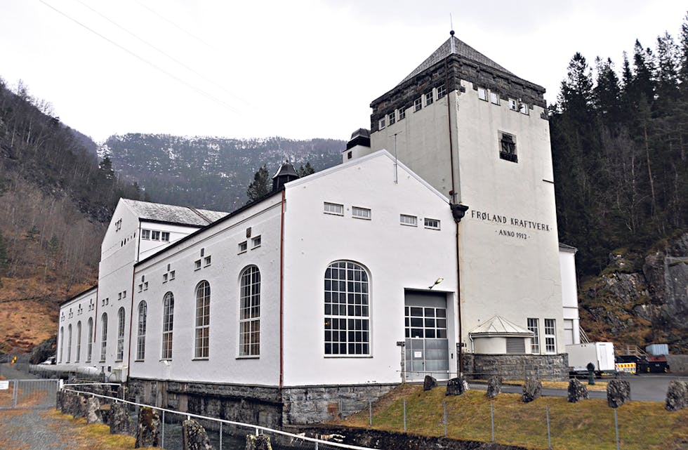 SKAL MALAST: Heile kraftstasjonen på Frøland skal få same farge som tårnbygget. I samband med prosjektet vurderer Eviny å montera flaumlys på denne delen av bygget og installera kveldslys i maskinsalen.