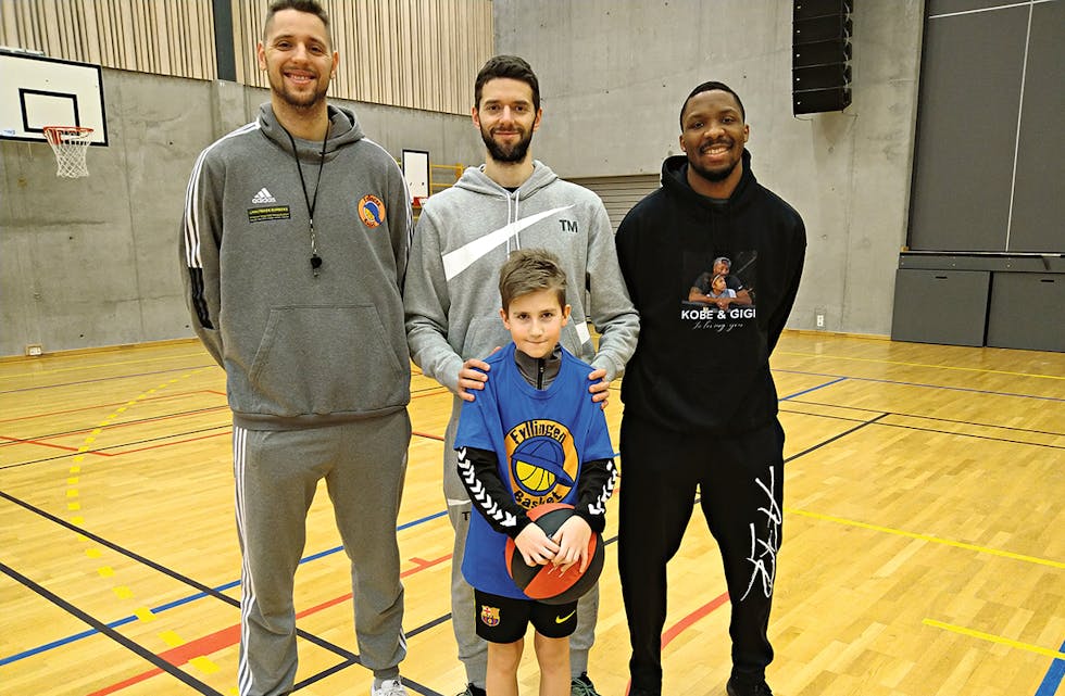 HELTAR OG TRENARAR: F.v. Ljubomir Campara, Nikola Vasojevic og Maurice Jones har lært Matas Zdancius (12) det dei sjølve har tileigna seg gjennom mange år og spel frå mange kontinent.