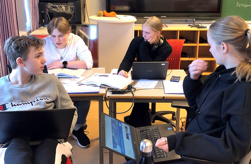 DYRT MED BIL: Ein service på bilen kan variera mykje i pris. Etter ein diskusjon konkluderer «familiane» i 10.klasse med at det er lurt å sjekka pris på førehand. Her er Aron Bruvik og Marina Litangen i diskusjon med Inga Sandvik og Kristian Sandvik