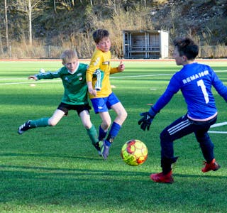 TOK STYRINGA: Emil Frøland på G11 prøver å lura ballen forbi Eidsvåg si målvakt.  