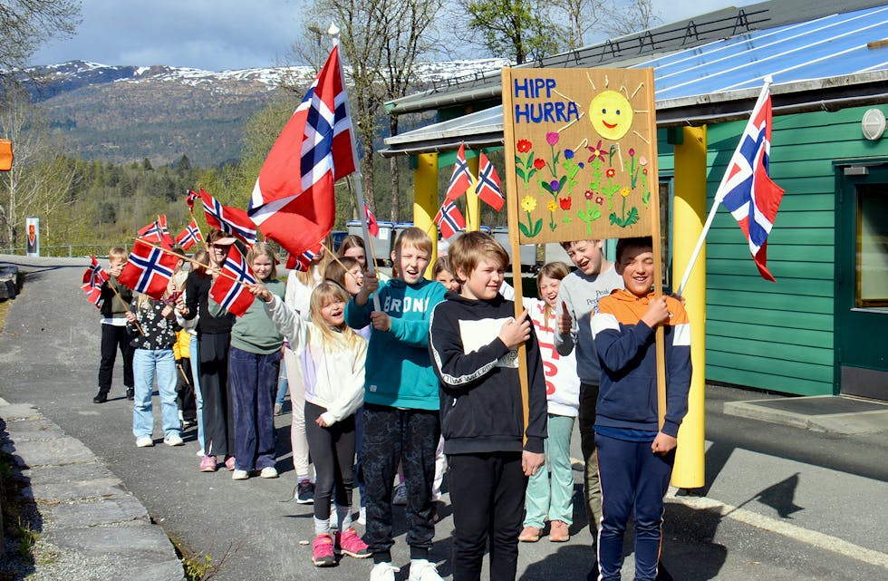 HURRAAA: Elevane på barneskulen er snart klare for å feira 17. mai. Her er nokre av dei samla: Sjetteklassingane som skal stå for arrangementet på skulen, fjerdeklassingane som skal spela blokkfløyte, og elevar frå kulturskulen som skal underhalda med song, musikk og drama.