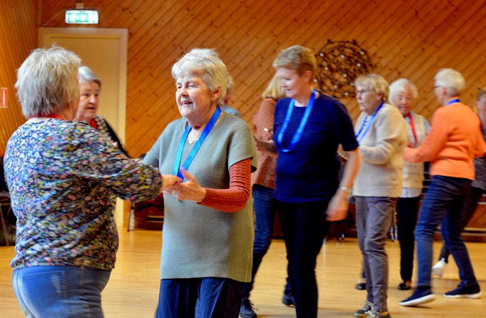 ERFAREN SENIORDANSAR: Anne Mari Steinsland (med blått band) har vore med i alle åra det har vore seniordans i Samnanger. Her svingar ho seg med Olaug Reistad. 