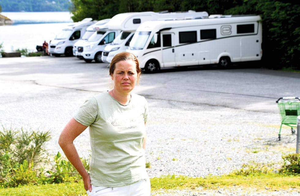 ETTERLYSER TILTAK: Lena Tveit (Bl) meiner kommunen går glipp av inntekter når bubilturistane slepp å betala for seg. 