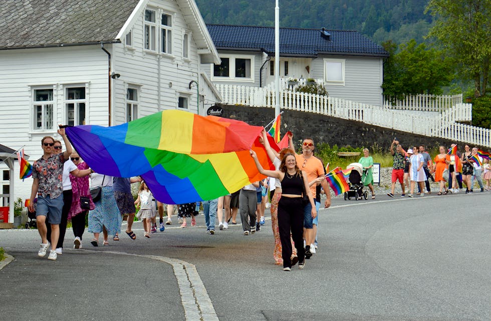 RETTEN TIL Å ELSKA DEN EIN VIL: Samningar i alle aldrar gjekk Pride-parade på laurdag.  Framme t.h. leiar i Samnanger Pride, Ingeborg Aadland. 