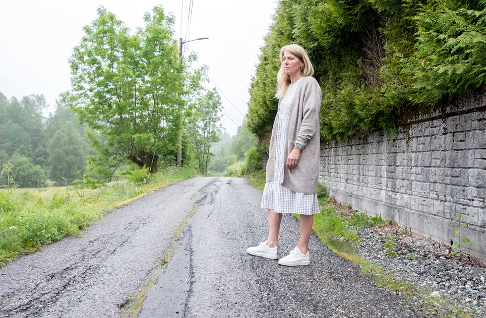 MISFORNØGD: Inger Gro Lien meiner vegen ho må ferdast på dagleg ikkje er god nok. På dette partiet ned frå Nordvika er asfalten i veldig dårleg stand, i følgje ho.