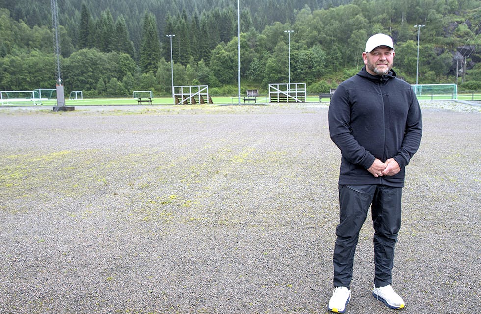 ERSTATTA GRUSBANA: Leiar i fotballgruppa, Svein Tore Drevsjø, jobbar for å få på plass ei ny kunstgrasbane med undervarme der den ubrukte grusbana er i dag. 