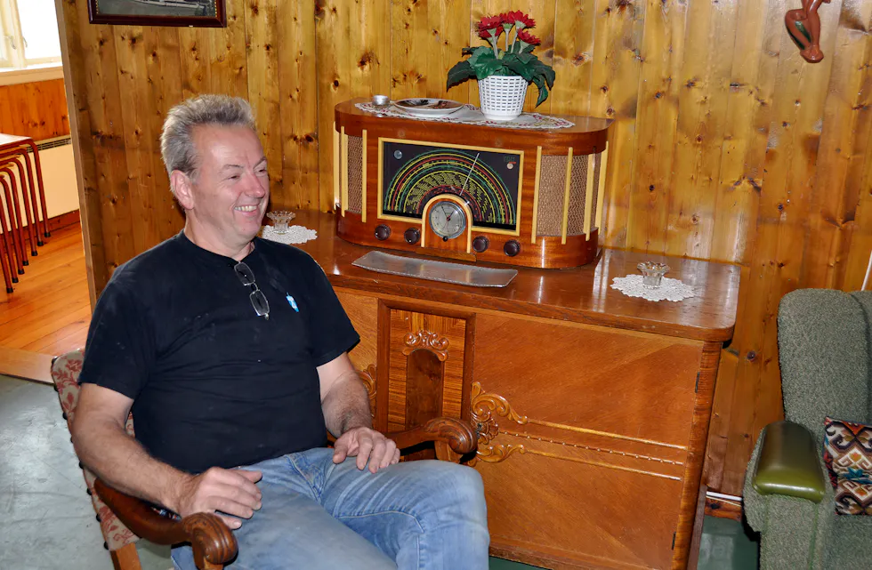 KJENNER SEG ATT: – Her ser kanskje folk slikt som dei har gløymt at dei har gløymt, seier Anton K. Drønen, som har drive nostalgimuseum på Frøland sidan 2007. På biletet er han godt plassert i gyngestolen ved radioapparatet i den eine stova.