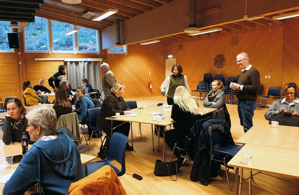 IKKJE ALLE KOM: Ordføraren hadde håpt på større frammøte på seminaret om fattigdom, men trur at dei som var til stades hadde stort utbyte av både foredraga og gruppearbeidet. Her frå ein pause der praten gjekk livleg.