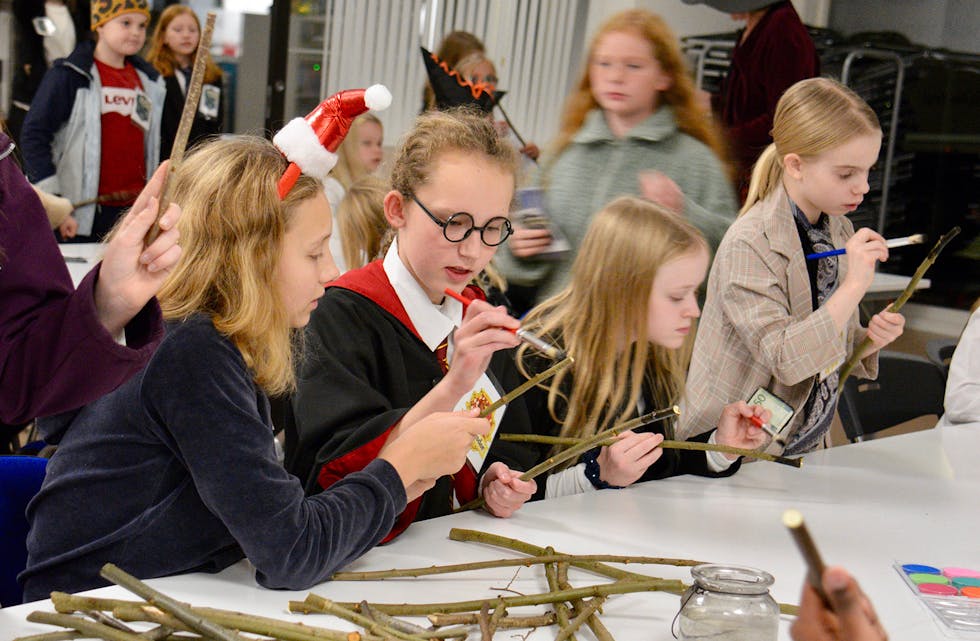 HUSNISSE, TROLLMENN OG HEKSER I ARBEID: F.v. Erika Taule Storås, Rikke Steinsland, Karoline Lid Moe og Mia Gjerde Urås malar på tryllestavar.