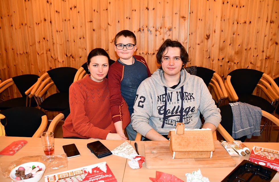 NYE TRADISJONAR: Lena Trusova, Yagor Trusov og Yaromir Trusov synest det er interessant å læra korleis me feirar jul her i Noreg.