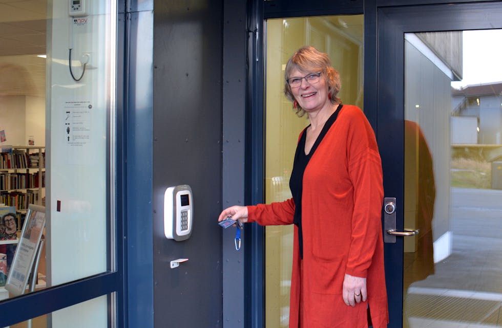 KORTLESAR: Biblioteksjef Merethe Gauden demonstrerer korleis ein loggar seg inn på biblioteket.
