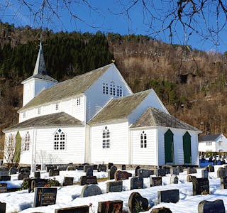 MANGE DØYDDE: Kyrkja på Ådland var ofte i bruk til gravferder i fjor.