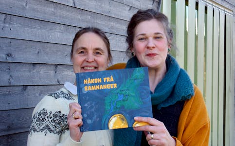 TIL TOPPS: Forfattar Bodil Holst (t.v.) og illustratør Marijke Strømmen kan gle seg over at boka deira «Håkon frå Samnanger» var den mest utlånte barneboka på biblioteket i fjor. 