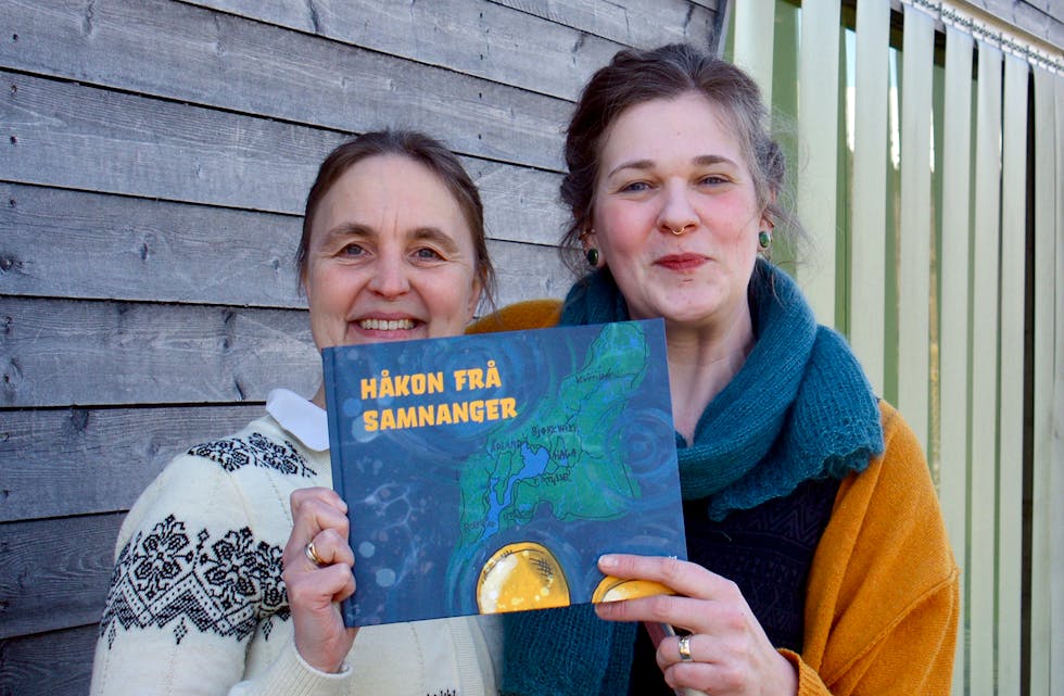 TIL TOPPS: Forfattar Bodil Holst (t.v.) og illustratør Marijke Strømmen kan gle seg over at boka deira «Håkon frå Samnanger» var den mest utlånte barneboka på biblioteket i fjor. 