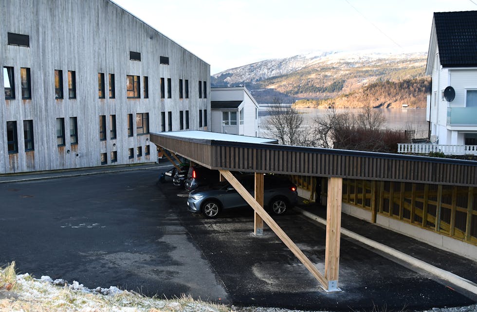 ENDELEG CARPORT: Den etterlengta carporten står no klar til bruk utanfor Samnangerheimen.
