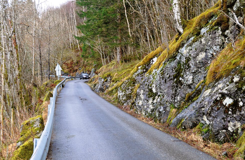 SNART BETRE: Kommunen er i gang med å utbetra vegen til Hagbotnane. Vegen vert heilt stengt alle kvardagar ut mai.