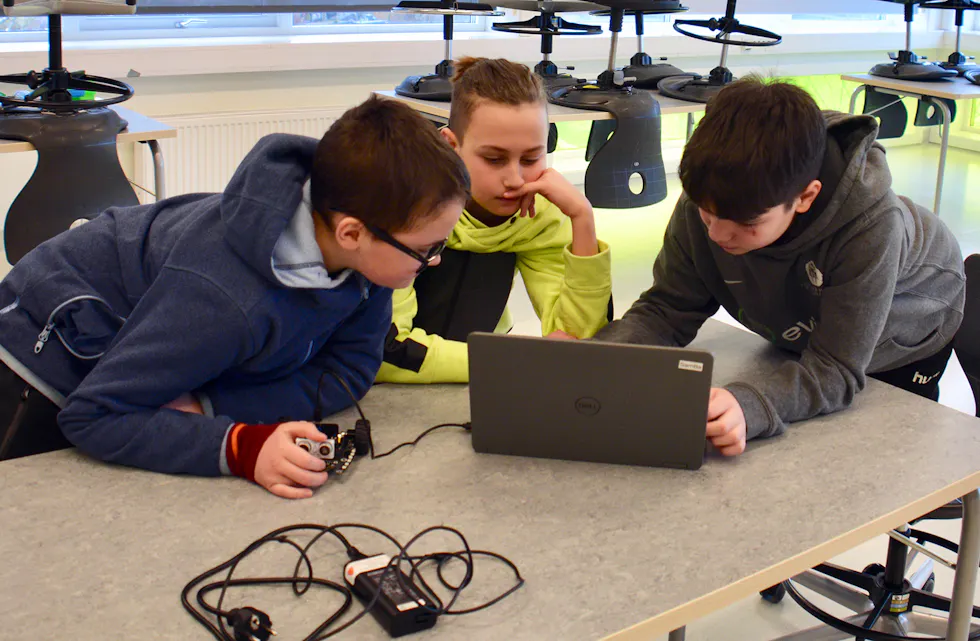 VINNARLAGET: Sjetteklassingane Yaromyr Trusov (t.v.), Timur Zvonetsky (i midten) og Roman Znmaev frå Samnanger barneskule gjekk rett til topps i delfinalen i koding på VilVite sist helg. No førebur dei seg på gullfinalen.