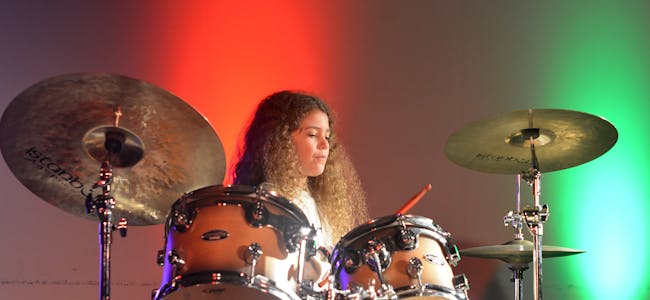 TRYLLA MED TROMMESTIKKENE: Dagens overrasking var 11 år gamle Sarah Rivania Garcez-Muggerud på trommer. Om ho ikkje allereie har gjort det, bør ho starta band med det same. 