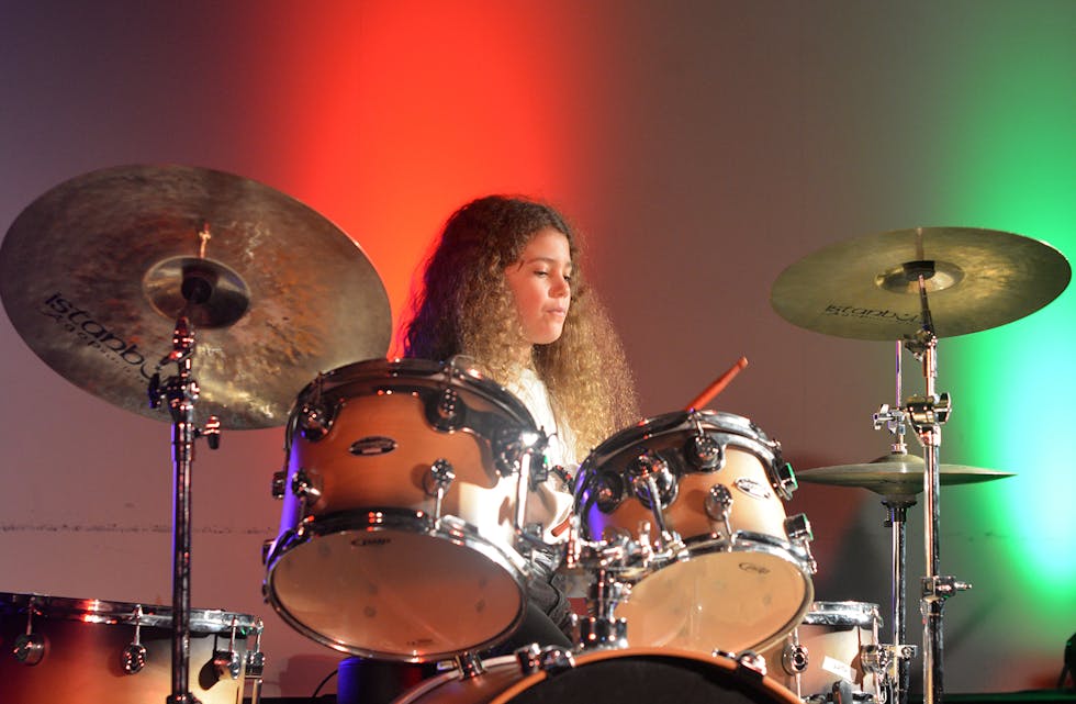 TRYLLA MED TROMMESTIKKENE: Dagens overrasking var 11 år gamle Sarah Rivania Garcez-Muggerud på trommer. Om ho ikkje allereie har gjort det, bør ho starta band med det same. 