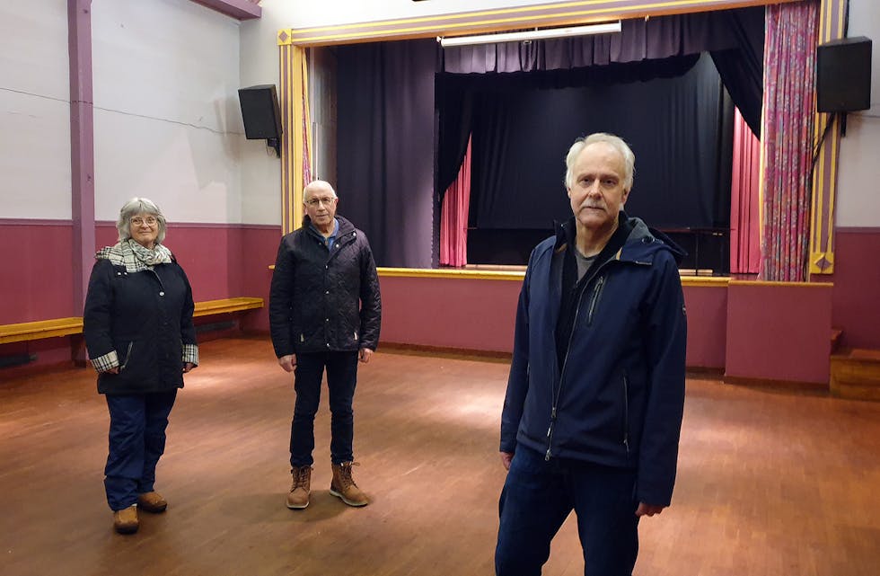 TRENG HJELP:
– Vonheim er ein viktig del av historia til Tysse som industristad, men me greier ikkje å ta oss av bygget utan hjelp og støtte frå bygdefolket, seier Liv Røsseland, Ove Grønlien og Bjørn Helge Ulland (t.h.) i Tysse og Nordbygda musikklag. Revygruppa, som òg er brukar og medeigar i huset, var ikkje representert då biletet vart teke.