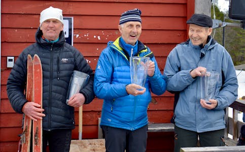 GLADE ÆRESMEDLEMAR: F.v. Svein Steinsland, Alf-Normann Tveit og Erling Pettersen fekk utdelt kvar sin store pokal etter femti års innsats for Samnanger idrettslag. 
