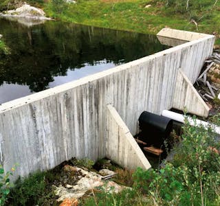 STARTEN: Inntaksdammen i Sætraelva stod klar allereie for 17 år sidan. No håpar utbyggjarane at prosjektet kan fullførast. Høgda på dammen er ca. to meter. 