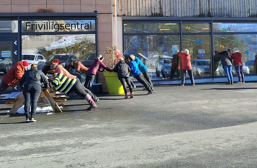 STYRKE: Ei av styrkeøvingane er å ta ti armhevingar mot vegg eller liknande og så jogga ein runde på plassen, før ti nye armhevingar.