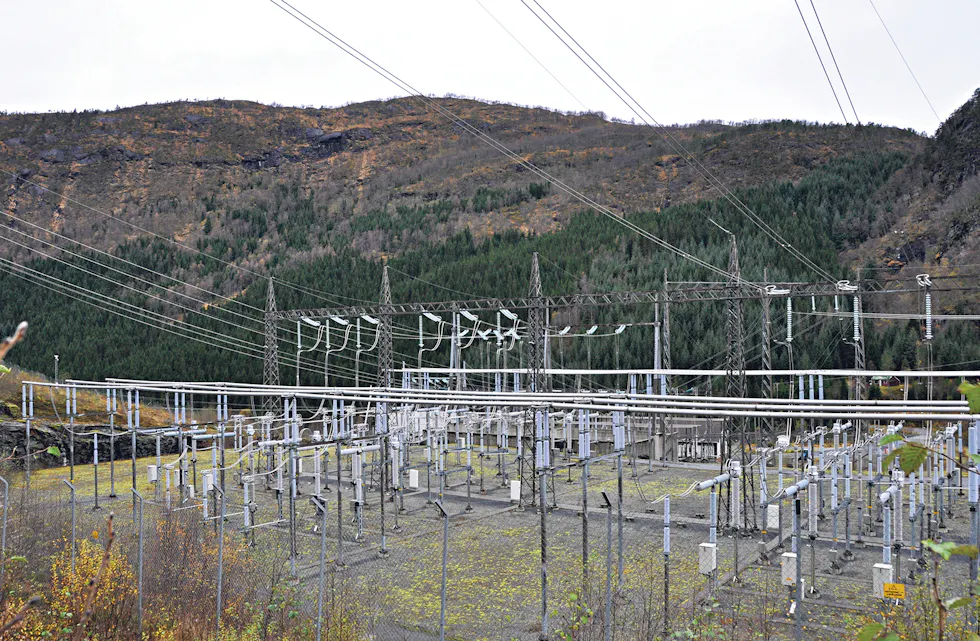 FRÅ BØRDALEN TIL NORDSJØEN: Før påske fekk Aker BP konsesjon til å henta straum i Samnanger transformatorstasjon for å elektrifisera det nye olje- og gassfeltet Yggdrasil. Mot sterke protestar frå Samnanger kommune skal linja leggjast over Totlandsfjellet (i bakgrunnen).