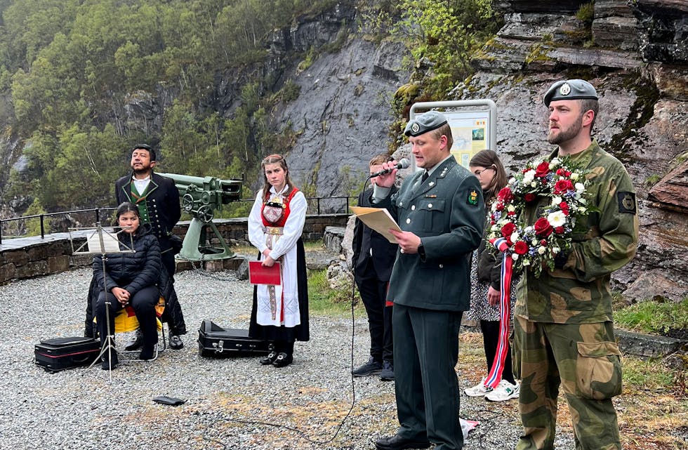 Representantar frå heimevernet heidra dei falne ved Fossen Bratte 17. mai.