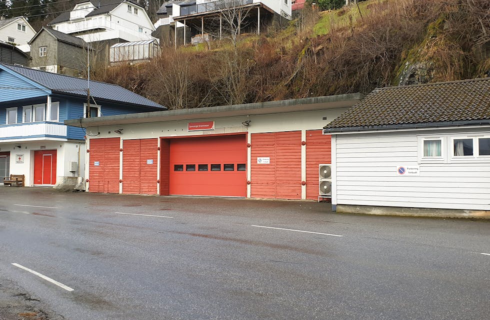 SKAL VURDERAST: Iherdige forsøk på å fjerna rehabilitering av brannstasjonen på Tysse som alternativ til å byggja heilt ny, førte ikkje fram i kommunestyret. Eit stort fleirtal ville ha gamlestasjonen med vidare i prosessen.