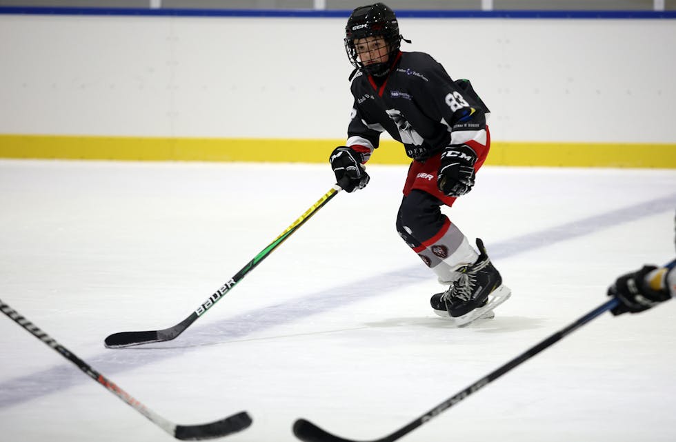 I AKSJON: Det krevst mykje konsentrasjon og balanse for å klara å spela ishockey. Roman Zhmaev har styr på teknikken. 