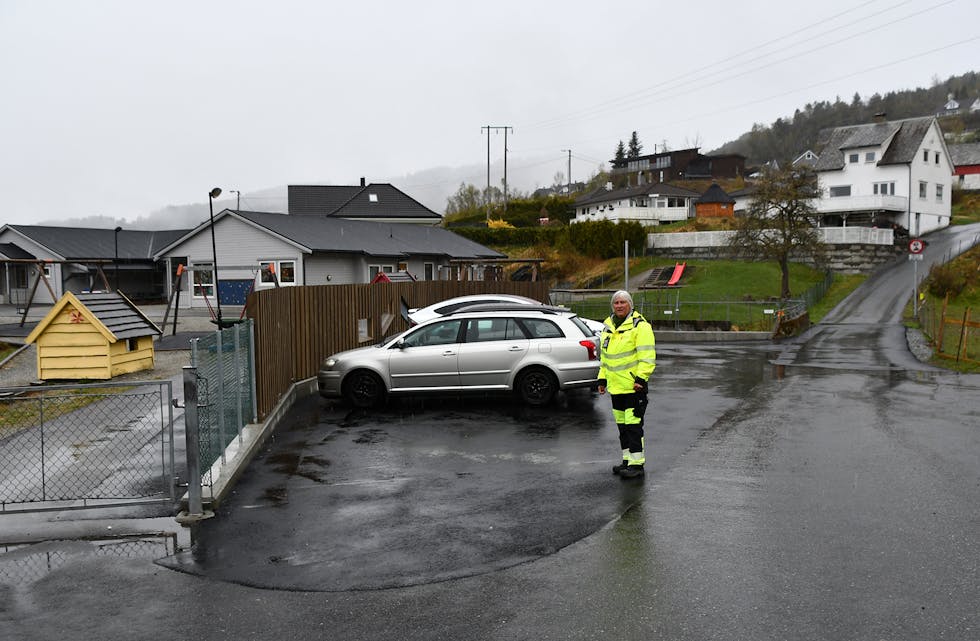 FLEIRE TILTAK: Mange born går frå Lønnebakken og ned til skulen, difor er det kome opp gjennomkøyring-forbode-skilt ved Gamlehusvegen på begge sider av Dråpeslottet barnehage, opplyser prosjektleiar Tone Tysseland Holmefjord. Det er også laga ein liten parkeringsplass utanfor barnehagen, og ein litt større bak gymsalen til dei som kjem frå denne sida.