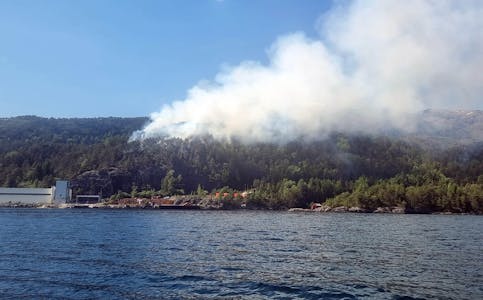 STORBRANN: Store mannskapsstyrkar frå både Samnanger og nabokommunane var i sving for å sløkkja brannen i Rolvsvåg i juni. (
