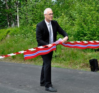 KLIPTE SNORA: Ordførar Knut Harald Frøland stod for den offisielle opninga etter over fire månader med anleggsarbeid i øvre del av Hagabakkane.