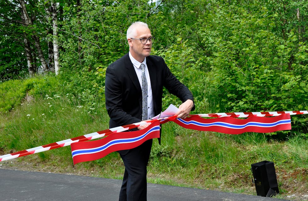 KLIPTE SNORA: Ordførar Knut Harald Frøland stod for den offisielle opninga etter over fire månader med anleggsarbeid i øvre del av Hagabakkane.
