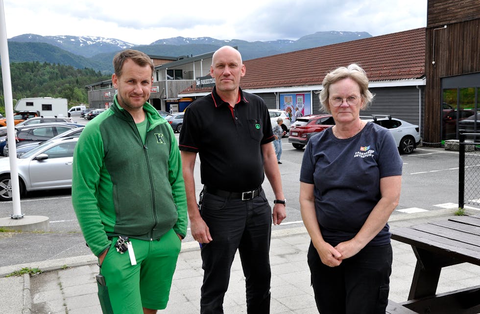 TIL KAMP MOT PØBLANE: – Ungdomar som stel og har ein uakseptabel oppførsel, er ikkje velkomne hos oss, seier Kjersti Stikholmen, Håvard Tvedterås (t.v.) og Erlend Steinsland, som alle driv næring på Bjørkheim. No set dei i verk tiltak for å stoppa utviklinga.