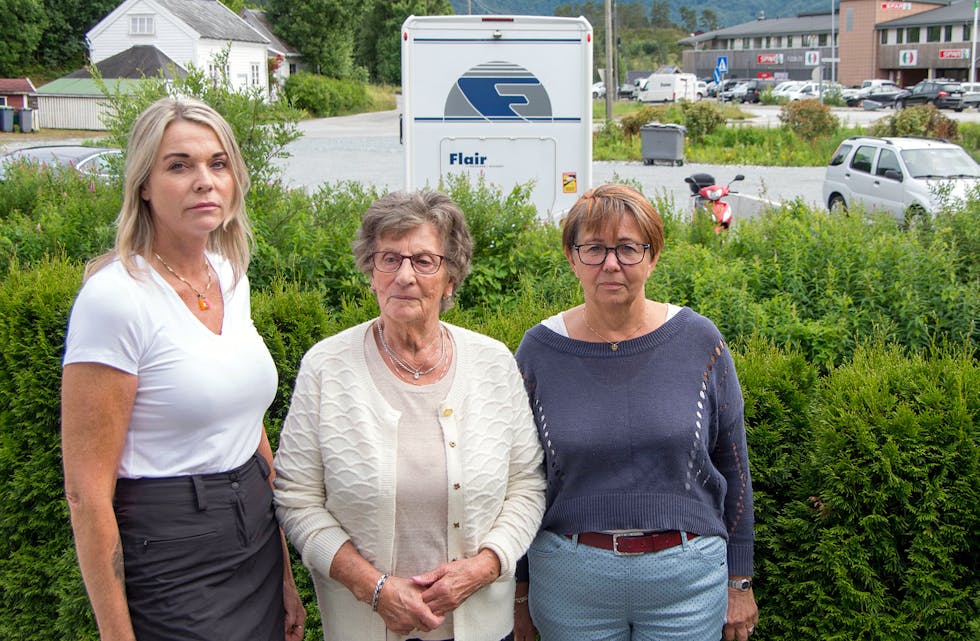 PROBLEMATISK: F.v. Synnøve Nygård Øien, Solveig Romarheim og Milhry Karin Instøy meiner den mellombelse parkeringsplassen for bubilar har ført til mange problem for dei som bur rett ved. 
