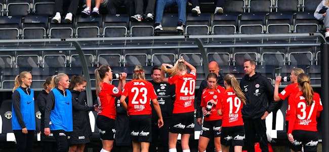 HOVUDTRENAR: I 2. runde i cupen 31. mai spela Arna-Bjørnar mot Sogndal. Martin Haugen (t.h.) vikarierte som hovudtrenar i kampen, som Arna-laget vann 4-2. 