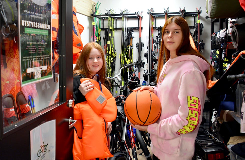 VELKOMEN INN: F.v. Nora Linn Frøland-Nygård og Oleksandra Denysivna Levytska er blant ungdomane som sørgjer for utlån av gratis friluftsutstyr i sommarvekene.
