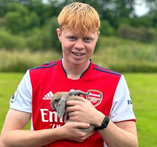 NYTT FAMILIEMEDLEM: Even med den vesle hårballen Snøfnugg - og sjølvsagt iført favoritt-trøya til Arsenal. 
