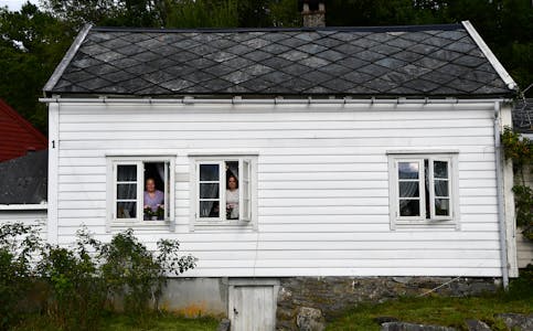 GAMLAHUSET: Catrin Langeland (t.v.) og Nora Haugen Skulstad leiger ut dette sjarmerande huset i Vågen på Bjørkheim via Airbnb.