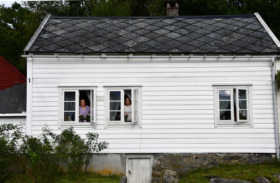 GAMLAHUSET: Catrin Langeland (t.v.) og Nora Haugen Skulstad leiger ut dette sjarmerande huset i Vågen på Bjørkheim via Airbnb.