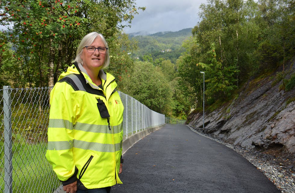 EIT PROSJEKT FOR HEILE KOMMUNEN: Prosjektleiar Tone Tysseland Holmefjord er godt nøgd med den nye gangvegen.